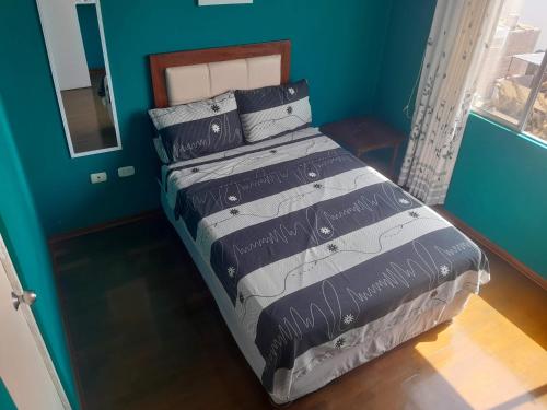 Un pat sau paturi într-o cameră la San Miguel Rooms Lima Airport B&B