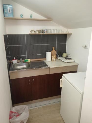 a small kitchen with a sink and a refrigerator at Vila Milano in Rakari