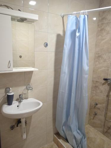 a bathroom with a sink and a shower at Vila Milano in Rakari