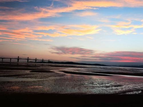 a view of a beach with a sunset at 飛鳥集行館 in Hu-hsia