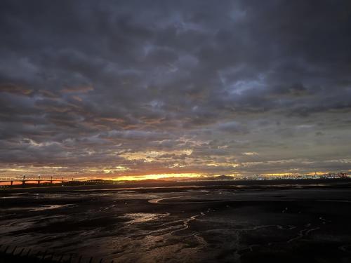 a cloudy sky over a beach at sunset at 飛鳥集行館 in Hu-hsia