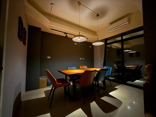a dining room with a wooden table and chairs at 飛鳥集行館 in Hu-hsia
