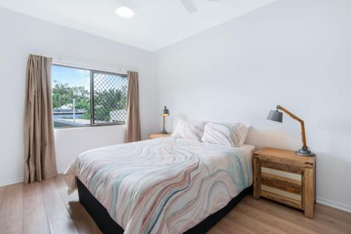 Postel nebo postele na pokoji v ubytování Seabreeze Escape - Rainbow Beach. Pool. Wifi. Aircon