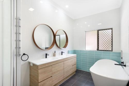 Koupelna v ubytování Seabreeze Escape - Rainbow Beach. Pool. Wifi. Aircon