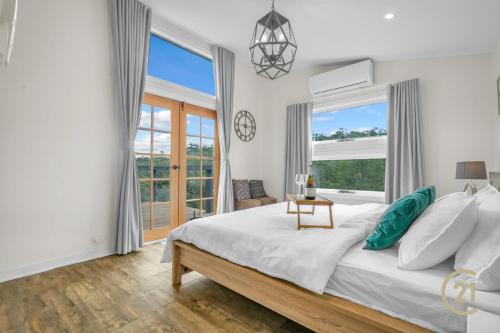 Ένα ή περισσότερα κρεβάτια σε δωμάτιο στο Whispering Wallaby Cottage - 33 Acre Property