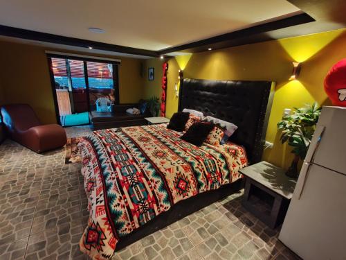 a bedroom with a large bed in a room at Cabañas tinajas isla de margarita in Rancagua