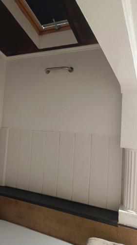 a room with white cabinets and a ceiling at Ginjals 67 in Almargem do Bispo