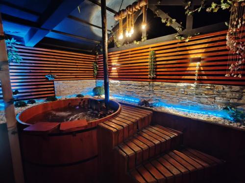 a jacuzzi tub in a room with wooden benches at Cabañas tinajas isla de margarita in Rancagua