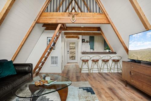 Foto dalla galleria di Stylish Romantic A Frame with Scenic Views Fireplace a Running Springs