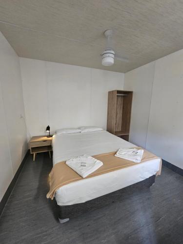 Katil atau katil-katil dalam bilik di Midtown Caravan Park