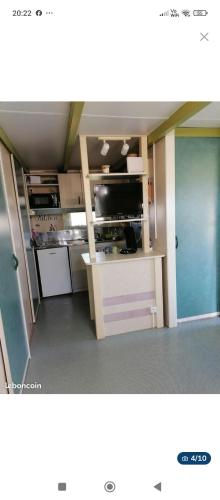 Il comprend une petite cuisine équipée d'une cuisinière et d'un réfrigérateur. dans l'établissement Chalet près de la plage, à Sorbo-Ocagnano