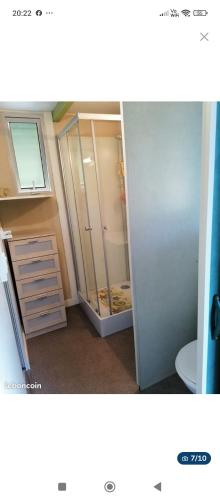 La salle de bains est pourvue de toilettes et d'un placard en verre. dans l'établissement Chalet près de la plage, à Sorbo-Ocagnano