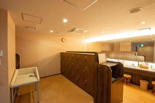a bathroom with a hair salon with a mirror at Diamond Hakone Society in Hakone