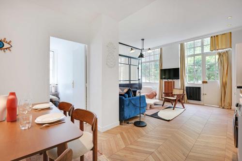 un salon avec une table et une salle à manger dans l'établissement Amazing appartement - 3BR 8P - Saint Germain, à Paris