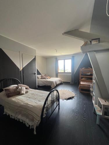 une chambre avec deux lits et une fenêtre dans l'établissement Reflets de montagnes, à Chambéry