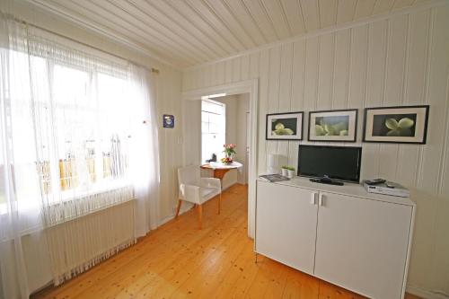 En tv och/eller ett underhållningssystem på Bergstaðastræti Apartment