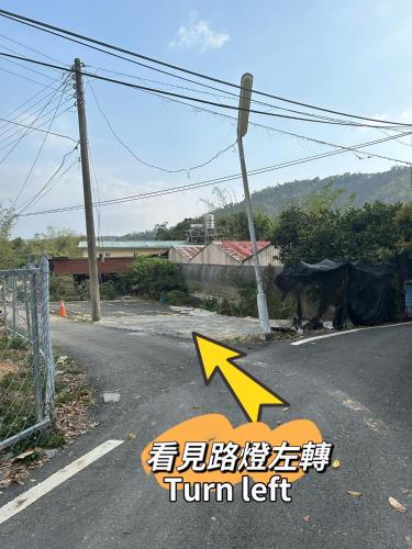 a turn left sign on the side of a road at Daybyday Moon Homestay in Yuchi