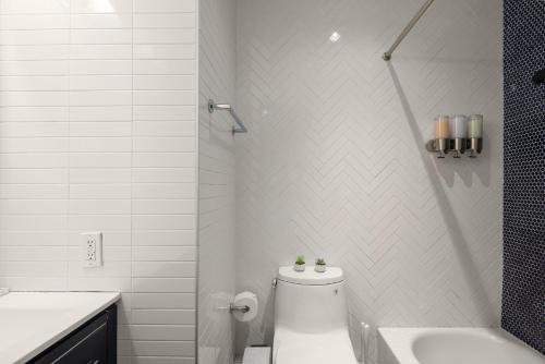 Koupelna v ubytování Rustic NYC Apartment in Trendy Hudson Yard
