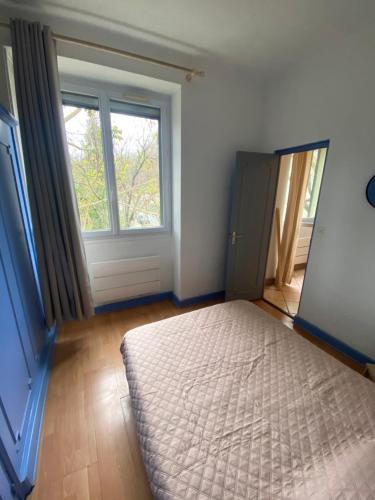 une chambre vide avec un lit et une fenêtre dans l'établissement Joli cocon au cœur du Verdon, à Gréoux-les-Bains