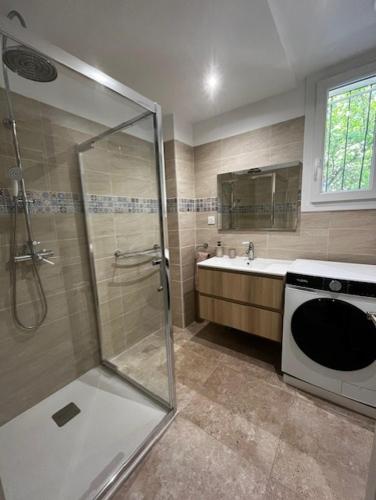 une salle de bain avec douche et machine à laver dans l'établissement Charmant appartement rénové, à 15 mn d'Avignon et de son festival, à Entraigues-sur-la-Sorgue