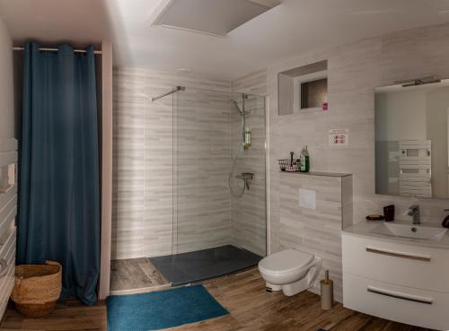 ein Badezimmer mit Dusche, Toilette und Waschbecken in der Unterkunft Cottage tout confort neuf au calme 6p WiFi in Chaumes en Retz