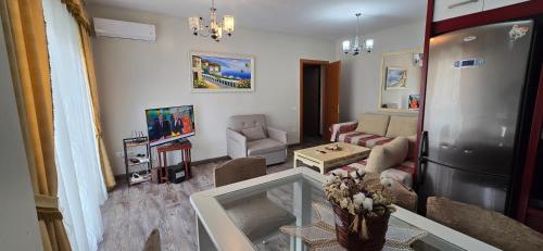 Телевизор и/или развлекательный центр в Apartament me qera Lungomare Vlore Mari