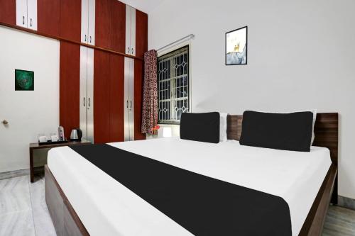 Postel nebo postele na pokoji v ubytování Super Hotel O Ashok Nagar Near JNTU College