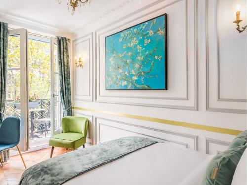 une chambre avec un lit et un tableau au mur dans l'établissement Merveil - Luxury Suite - Louvre -Sebastopol I, à Paris