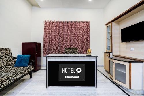 TV a/nebo společenská místnost v ubytování Super Hotel O Ashok Nagar Near JNTU College
