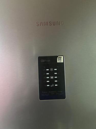 a remote control on the side of a laptop at Apartamento bulevar jacuzzi centro in Burgos