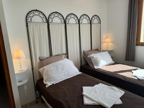 - 2 lits dans une petite chambre avec des oreillers blancs dans l'établissement Altagna, à Olmeto