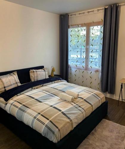 une chambre avec un grand lit avec une fenêtre dans l'établissement Peaceful Home, à Alfortville