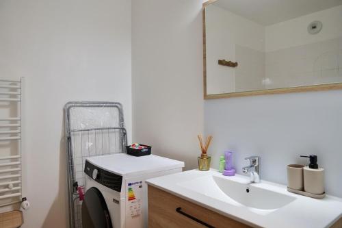 La salle de bains est pourvue d'un lavabo et d'un four micro-ondes. dans l'établissement Peaceful Home, à Alfortville