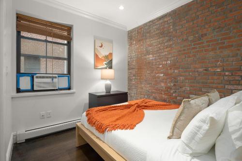 Postel nebo postele na pokoji v ubytování Explore NYC! Cozy 2BR in Prime Location