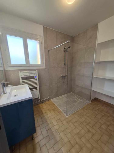 une salle de bain avec douche et lavabo dans l'établissement À la campagne, à Bossée