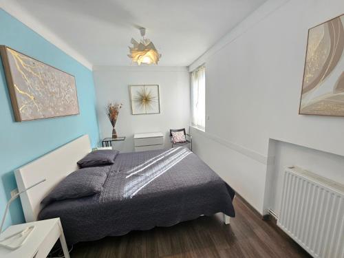 une chambre avec un lit et une fenêtre dans l'établissement Appartement Banyuls sur Mer face à la mer, à Banyuls-sur-Mer