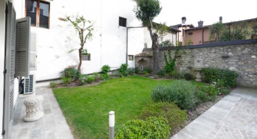 a backyard with a yard of green grass at Corte Elvira in Manerba del Garda