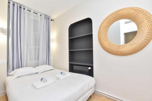 une chambre avec un lit et un miroir dans l'établissement Peaceful apartment - 2BR-6P - Trocadero, à Paris