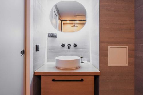 une salle de bain avec un lavabo et un miroir dans l'établissement Welcoming Apartment - 2BR-6P - Bastille, à Paris