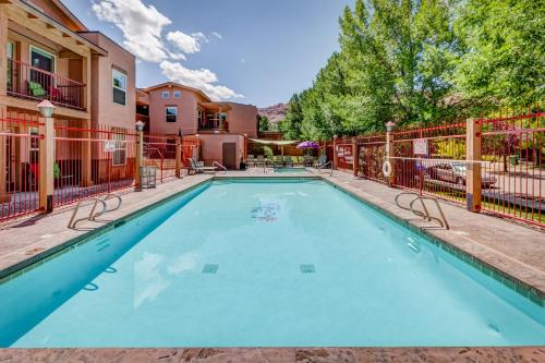 una piscina con una valla alrededor en The Gonzo Inn, en Moab