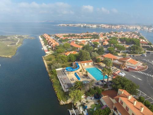 - une vue aérienne sur un complexe au bord de l'eau dans l'établissement Menthalo 4 étoiles La Presqu île du Barcarés Mobil Home 6 pers premium climatisé, au Barcarès