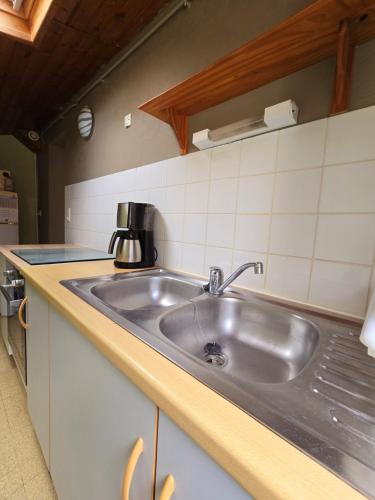 - un évier de cuisine avec une cafetière dans l'établissement Maison Guy-Nadette, à Saint-Georges-de-Didonne