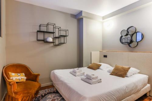 une chambre avec un lit et une chaise dans l'établissement Cosy flat - 1BR-4P - Near Nation, à Paris