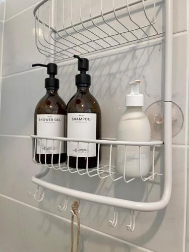 - un réfrigérateur avec 3 bouteilles de liquide dans l'établissement Le grand Louis, hypercentre, à Cherbourg en Cotentin