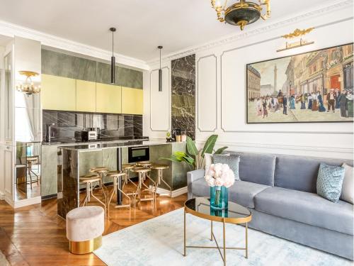 un salon avec un canapé et une table dans l'établissement Merveil - Luxury Suite - Louvre - Sebastopol II, à Paris