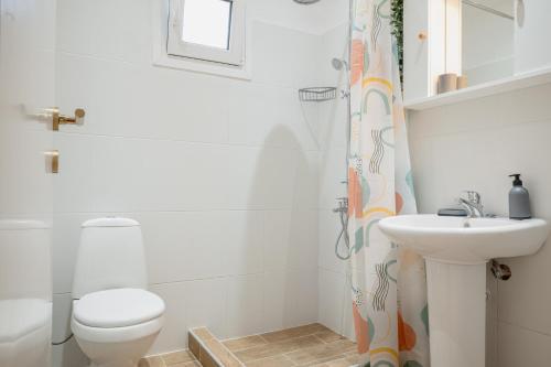 Bilik mandi di Blue Pebble House