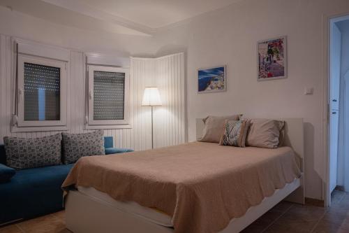 Katil atau katil-katil dalam bilik di Blue Pebble House