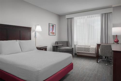 Ένα ή περισσότερα κρεβάτια σε δωμάτιο στο Hampton Inn & Suites Omaha-Downtown