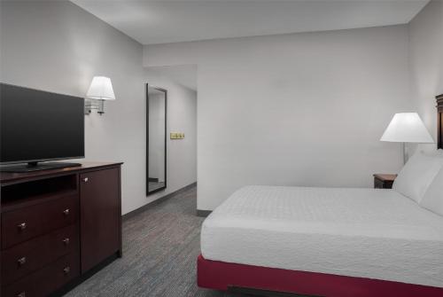 Ένα ή περισσότερα κρεβάτια σε δωμάτιο στο Hampton Inn & Suites Omaha-Downtown