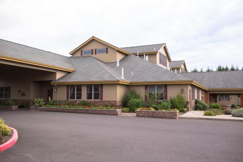 a large house with a driveway in front of it at Oregon Garden Resort in Silverton